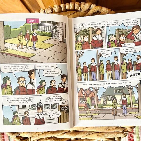 Tween Book Drama By Raina Telgemeier - Picture 4 of 5